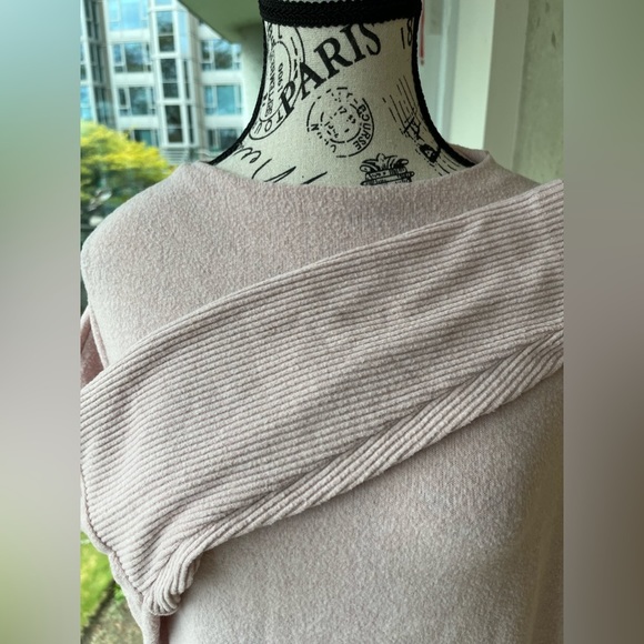 Pale pink H&M mock neck sweater with ribbed sleeves, size large (372) - Picture 3 of 6